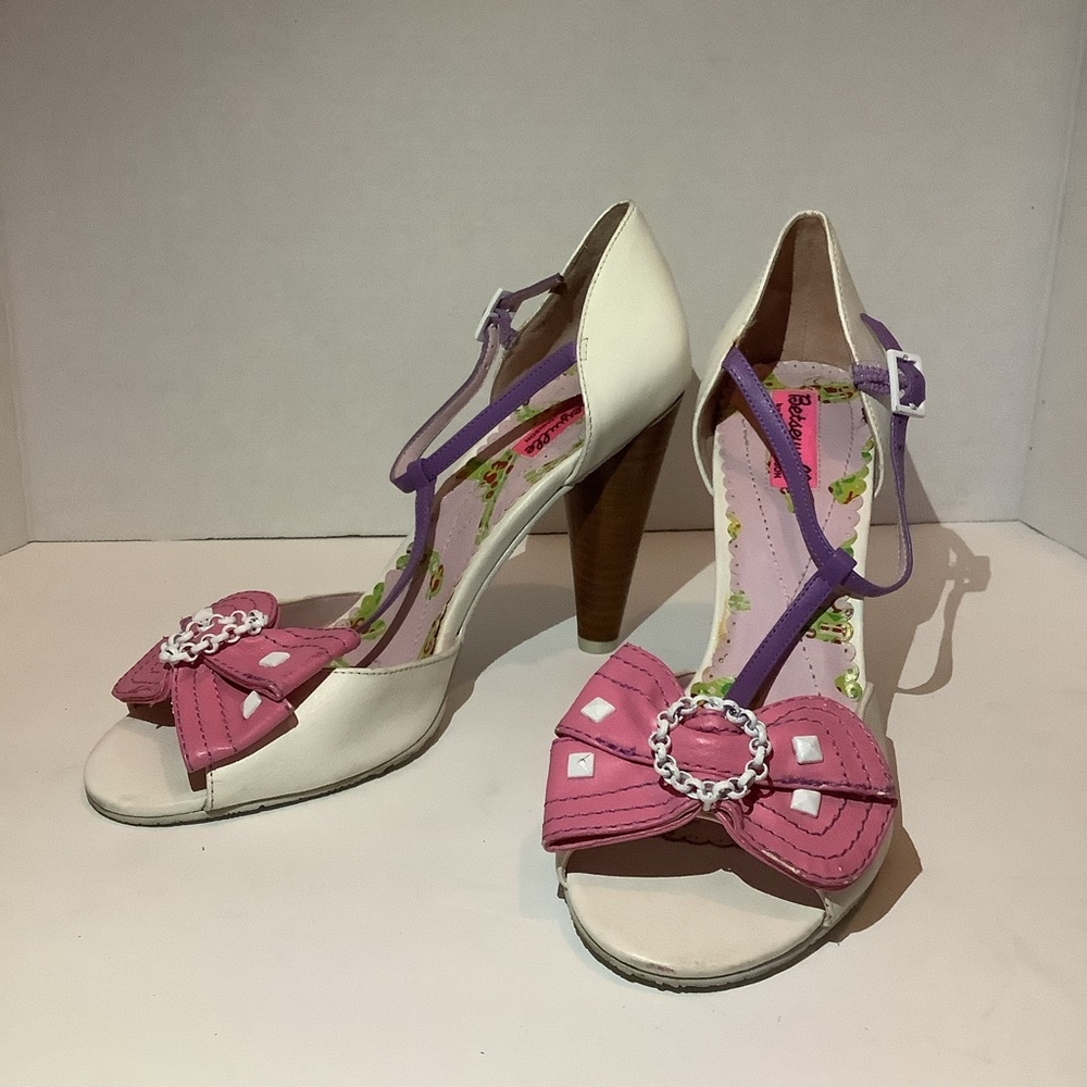 Betseyville size 10m Betsey Johnson bow heels